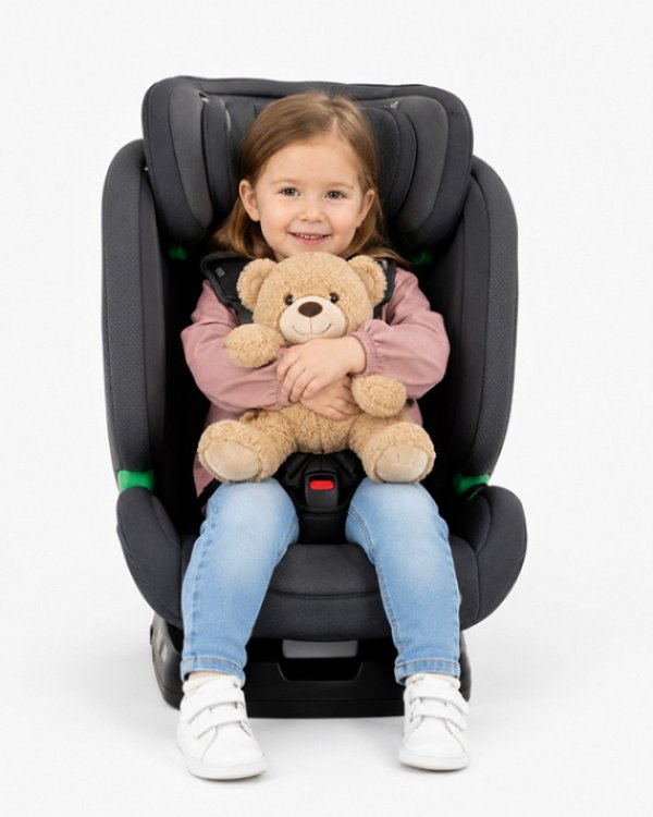 Kind sicher im Kindersitz beim Flughafentransfer zum HAM